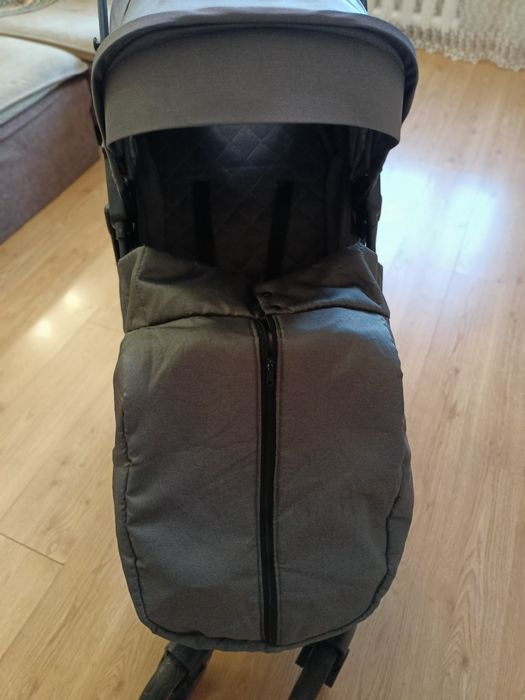 Продаётся прогулочная коляска.