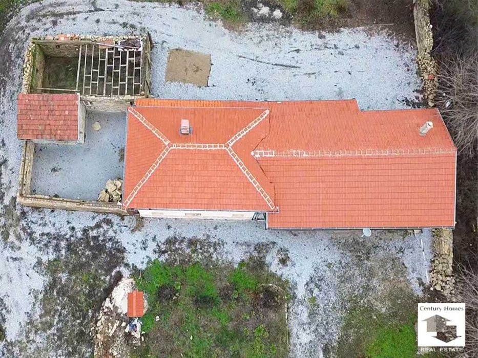 140332 Каменна къща с просторен двор и кладенец в с. Горна Липница