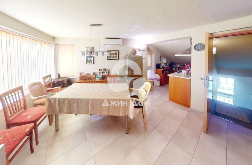 Просторна четириетажна къща с 8 спални във вилна зона „Зора"