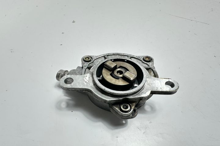 Pompa vacuum 8200102535 Renault Laguna a 2-a generatie seria