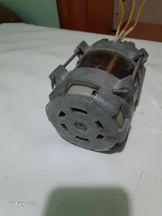 Электродвигатель от стиральной машины.