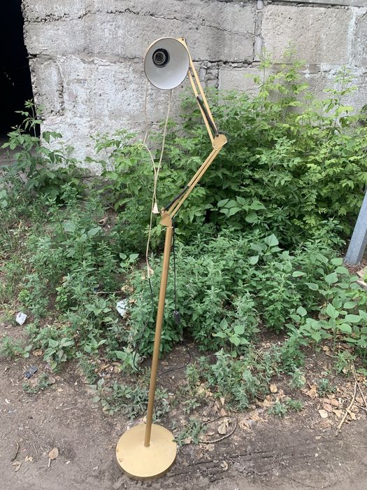 Продам напольная лампа электрическая