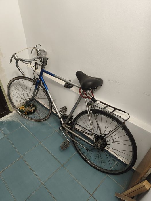 Vând bicicleta cursieră
