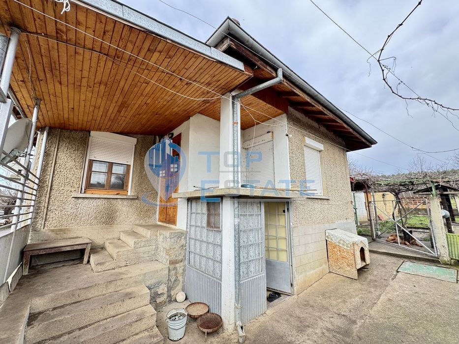 Двуетажна къща с кладенец в село Добри дял, област Велико Търново