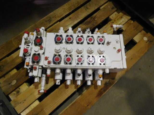 Distribuitor Liebherr R900B - Piese de schimb Liebherr