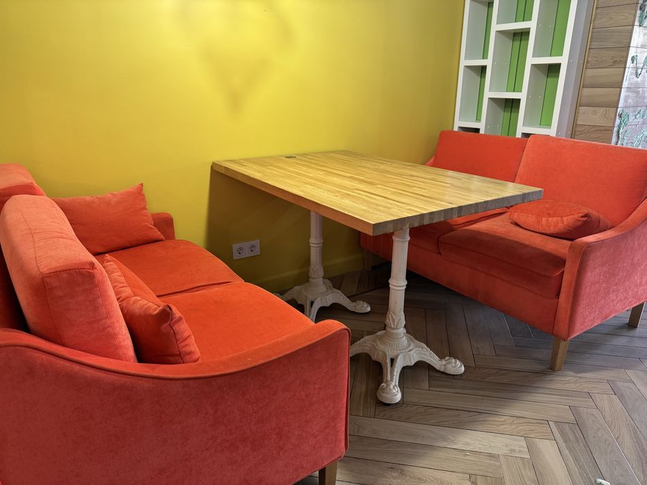 Стол, стулья, диван все для кафе