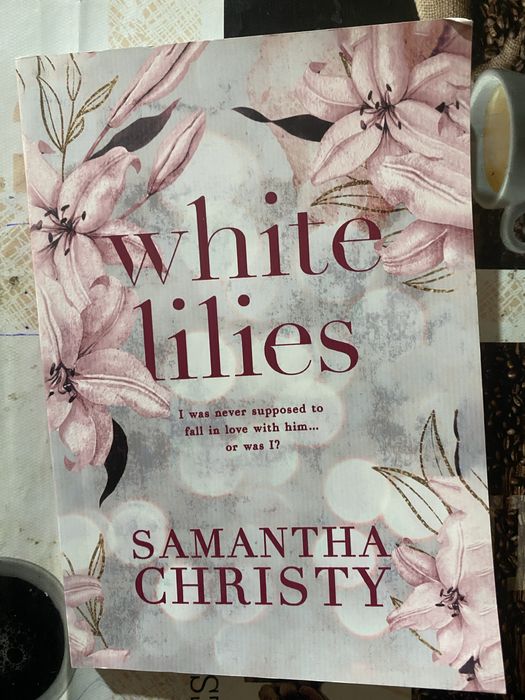 книга “white lilies” Samantha Christy