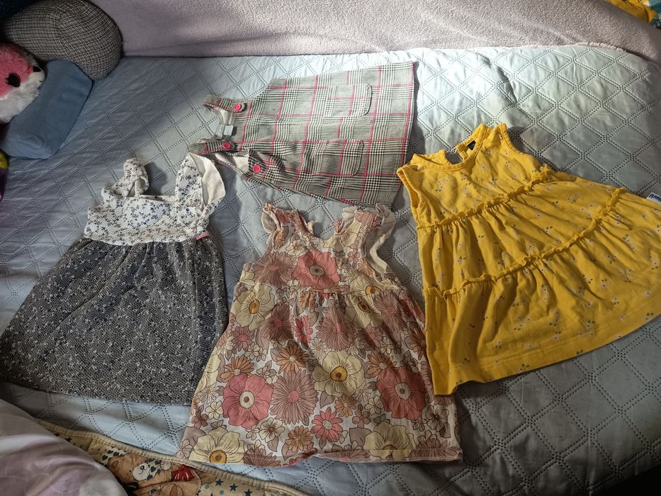 Vând pachet de 14 rochițe fetița 70ron pachetul 9-12luni