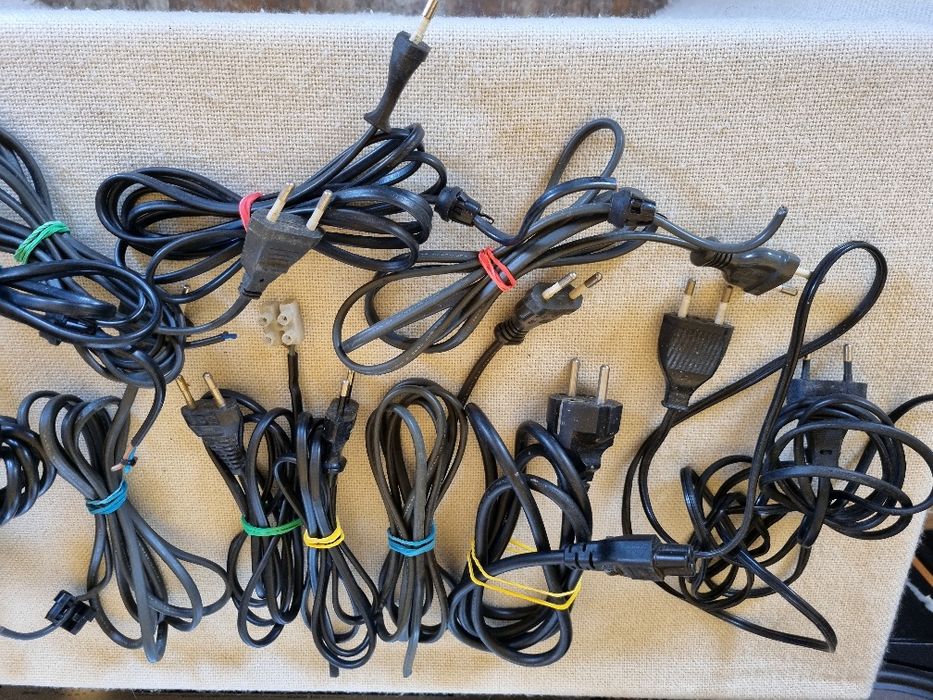 Pachet dif cabluri alimentare pt aparatura.. Perfect functionale.
