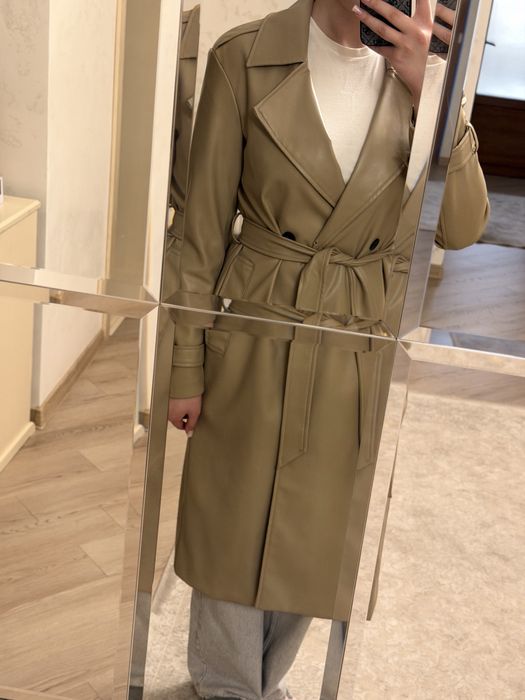 Trench - model clasic şi foarte elegant.