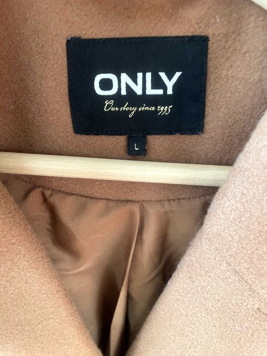 пальто классическое  новое  модного оттенка 46-48 размера