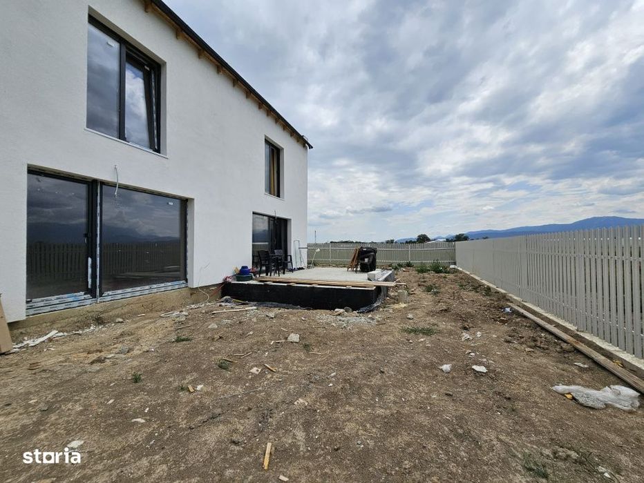 Casa tip duplex P+E cu 3 camere, teren 200mp