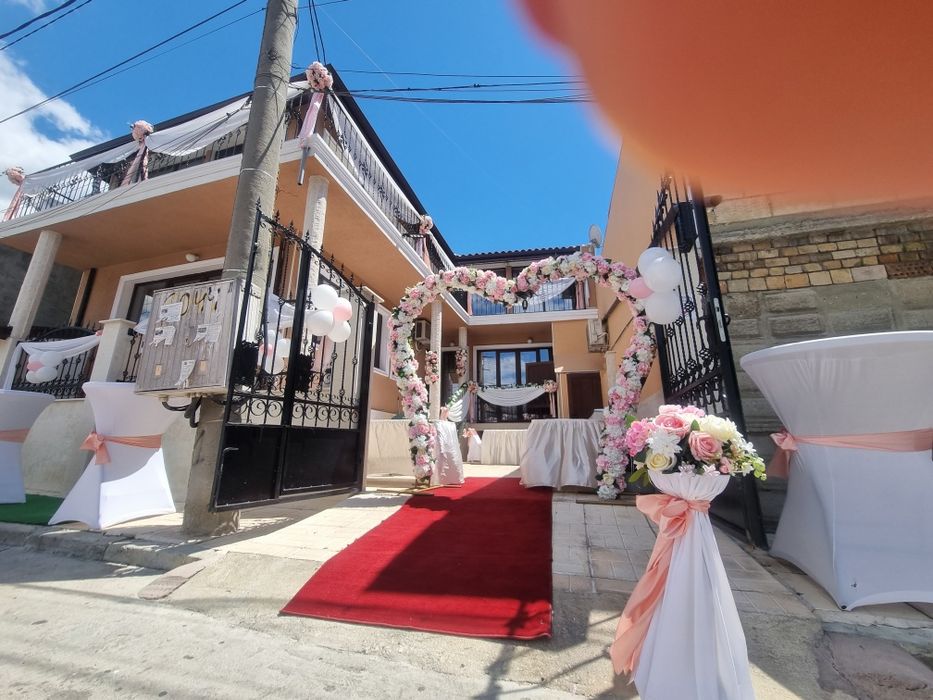 Червен килим и шатри