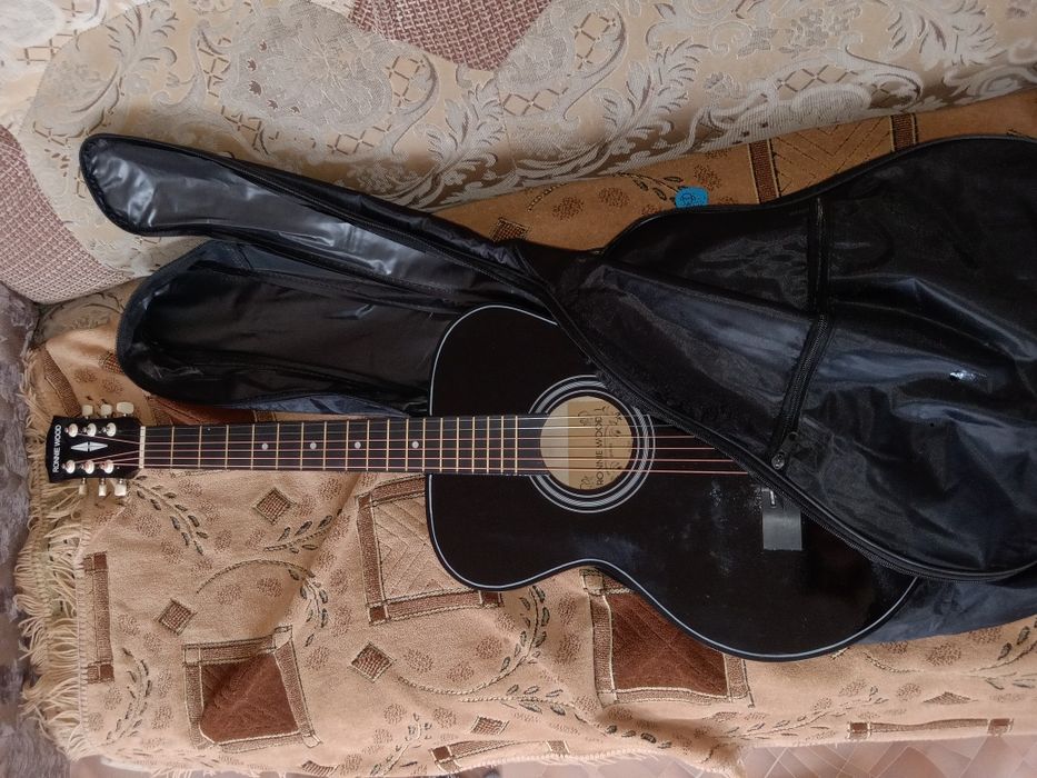 Продам гитару  совсем новая