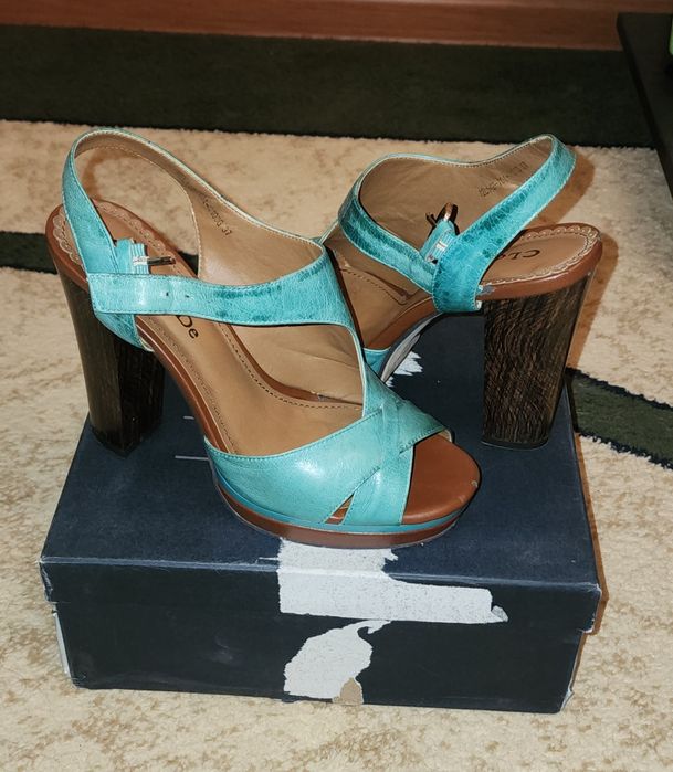 Продаются босоножки