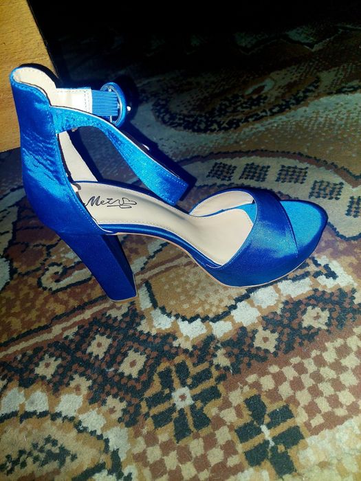 Vând rochie și pantofi