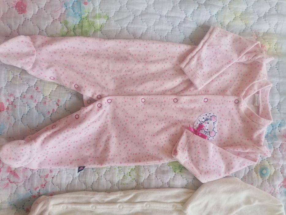 3 плюшени ромпъра Primigino, H&M.