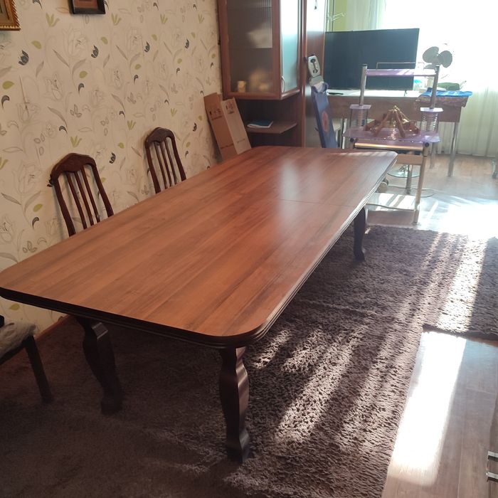 Стол в гостиную комнату