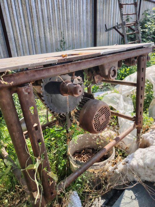 Столярный (деревообрабатывающий) станок.