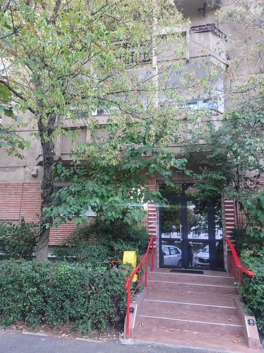 Apartament 2 camere, cu vedere larga la Palatul de Justitie, central, etaj 1, luminos, orientare sudica.