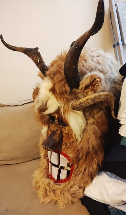 Сурвакарски маски налични