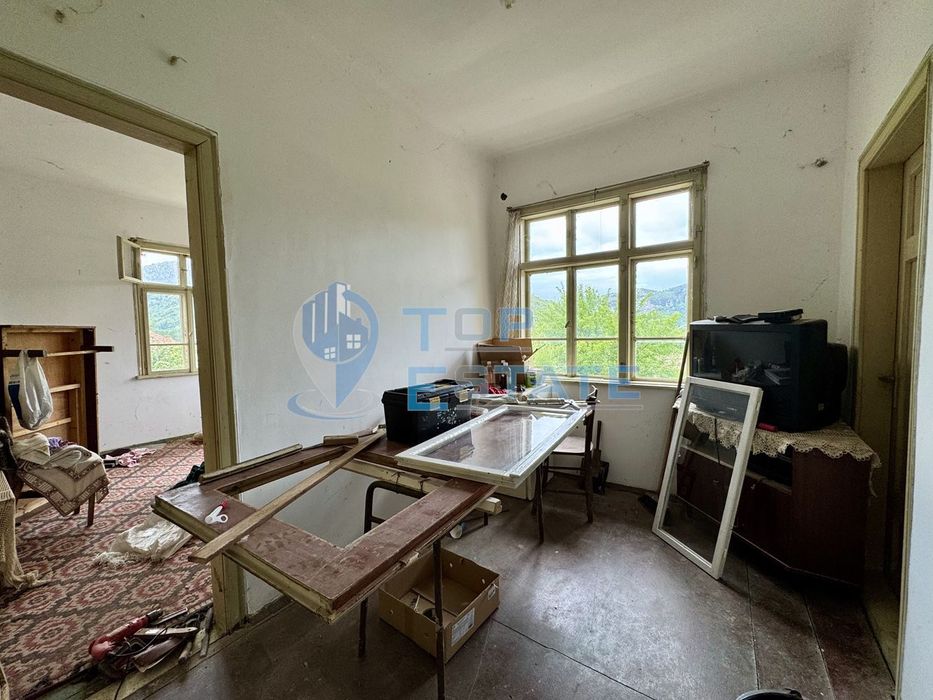 Голяма двуетажна тухлена къща в село Янтра, област Габрово