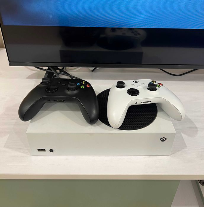 Продам Xbox Series S 512GB 2геймпада полный комплект