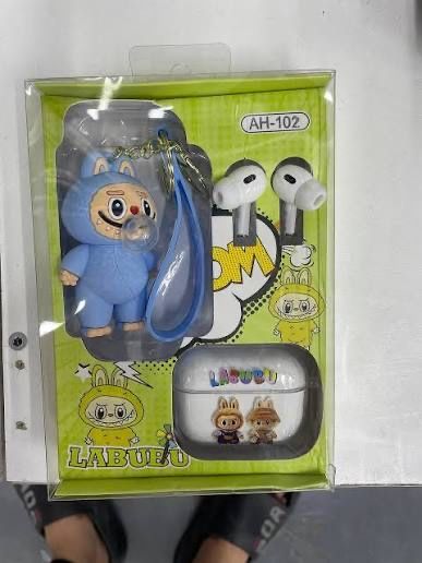 Лабубу с наушникам