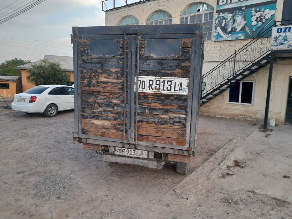 UAZ avtomobili sotiladi