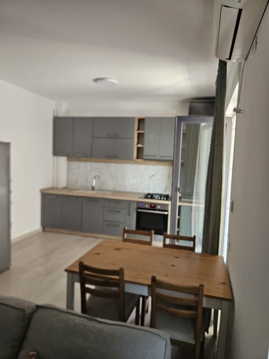 Închiriez apartament 3 camere cu terasa și curte