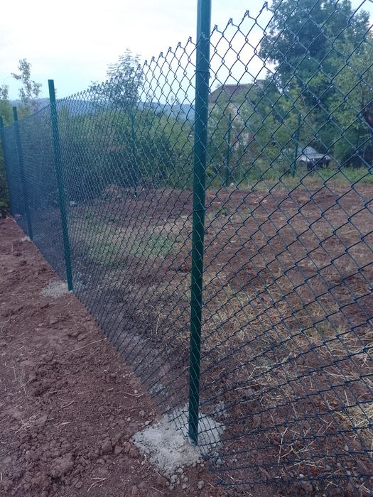 Изграждане на огради, ограда с бетонни колове, тръби и мрежа! септични