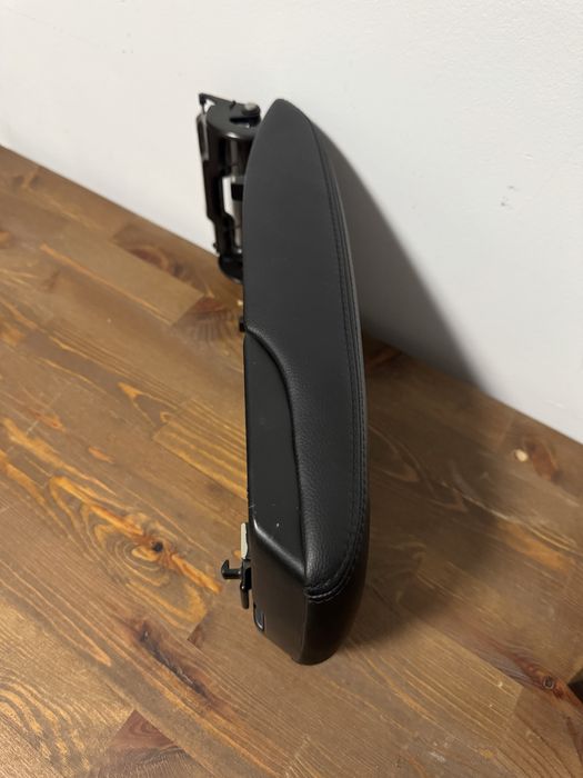 Продам подлокотник Камри 40