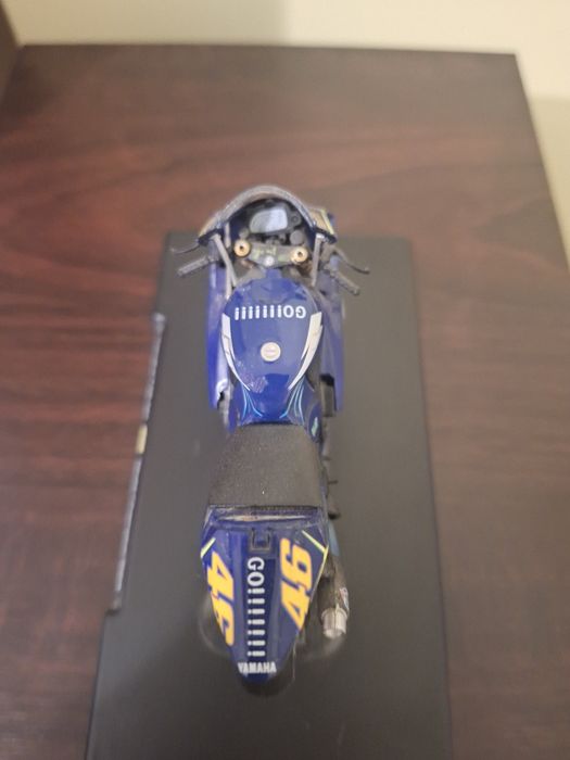 Macheta Valentino Rossi Yamaha YZR-M1 2004 1/18 1:18