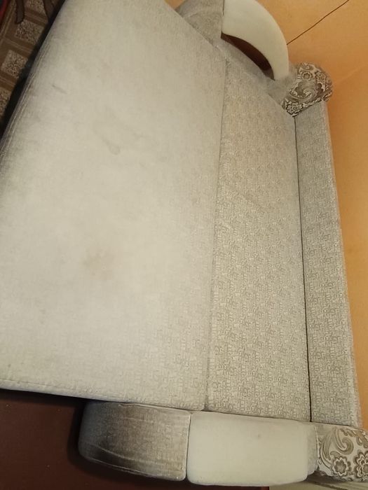 Продам диван ,требуется перетяжка.