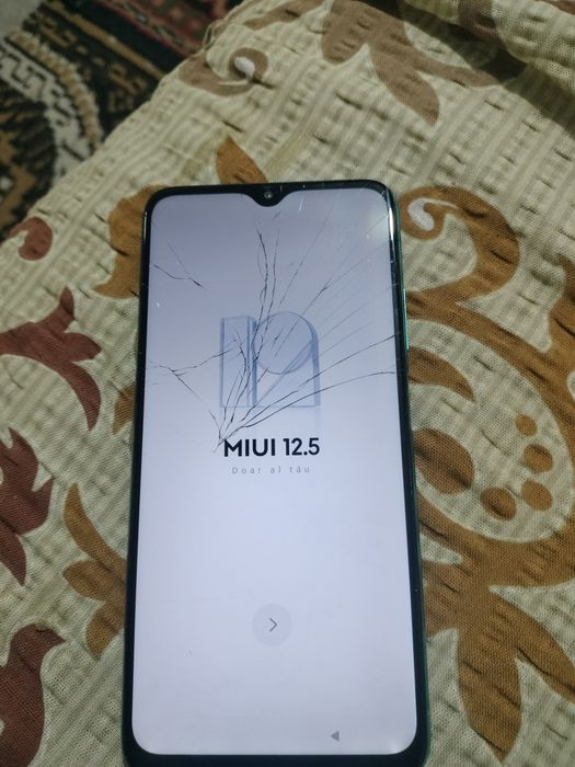 Telefonul este resetat nu trimit in tara predare personala in Tia mare olt nu are accesorii și nici cutie eu zic că e bun și are sticlă spartă pe fata