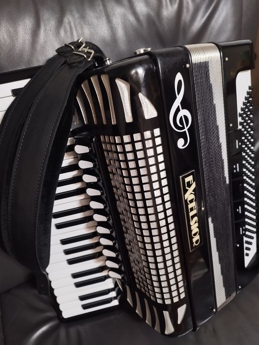 Vând acordeon italian  Excelsior de 120 de bași