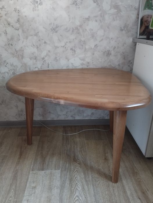 Стол журнальный овальной формы.