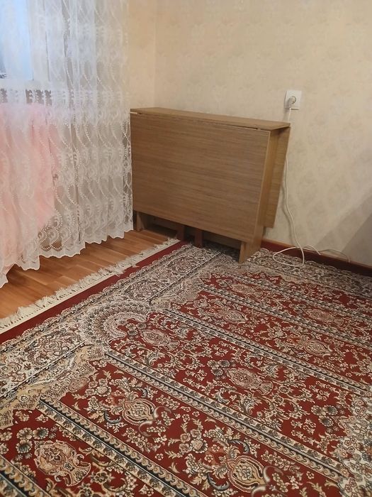 Продам стол в гостин