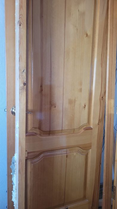 Продам деревянную дверь