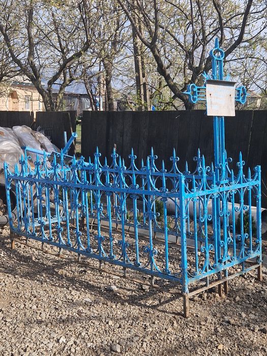 Vând gărduț mormânt