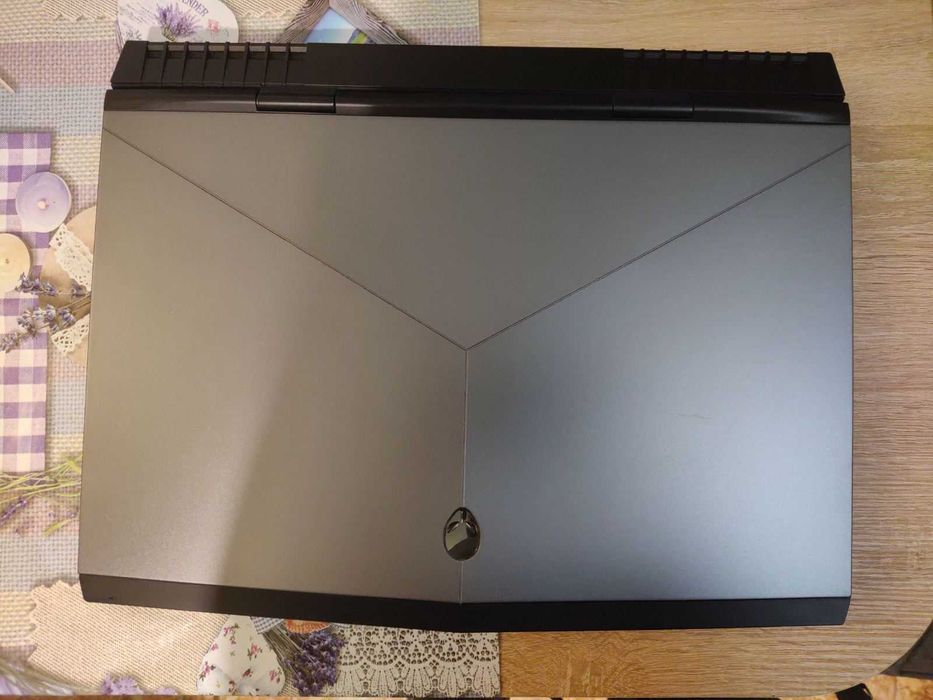 Геймърски лаптоп DELL Alienware 17 r5