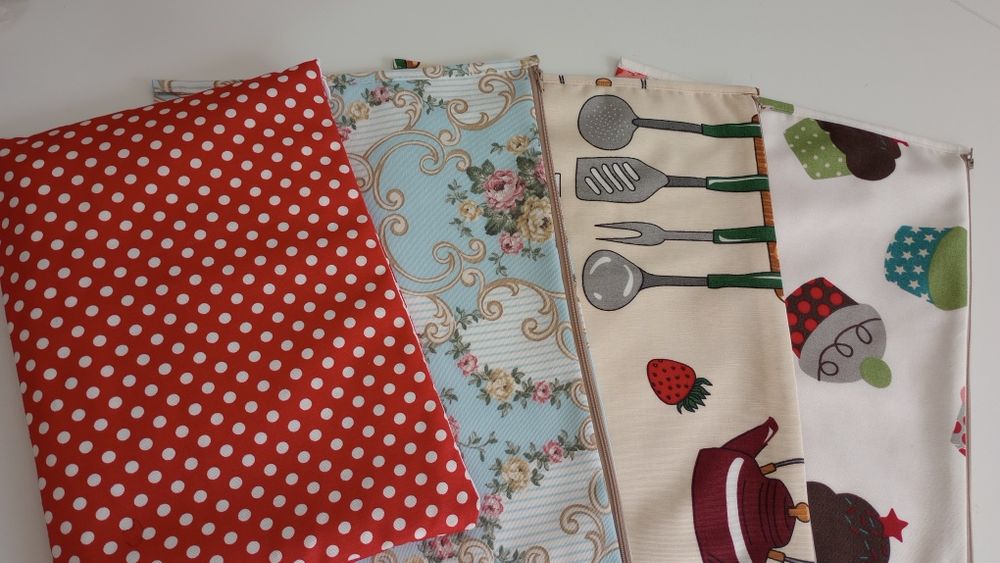 Текстилна папка за учебници или документи.