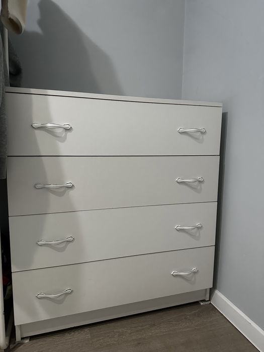 Белый комод с четырьмя ящиками