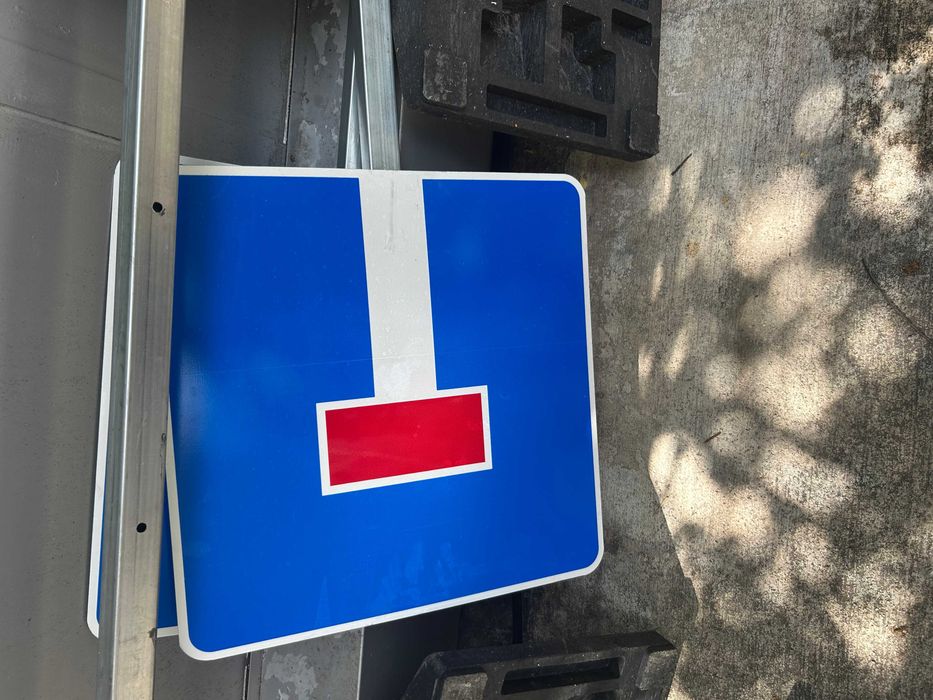 Продаваме пътни знаци