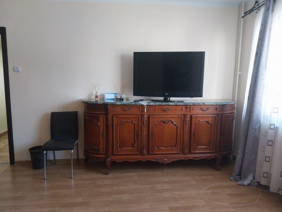 Inchiriez apartament semidecomandat - Etaj 1