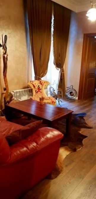 Дава се под наем Тристаен апартамент в София, Център - 80 кв.м за 1250 € - Снимка #1