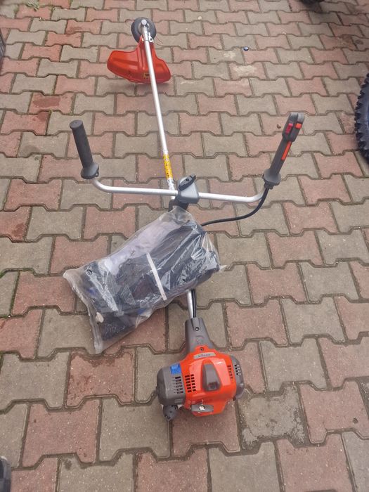 Vând moto coasa noua husvarna