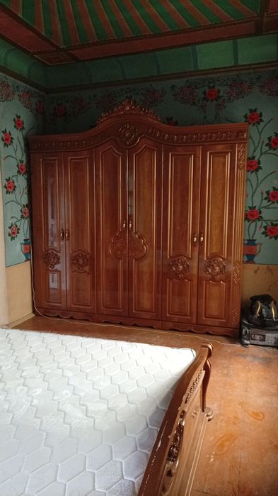 Мебел горка и спальный гарнитур  продаётся