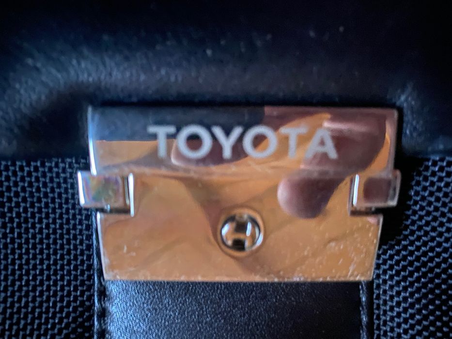 Vand 2 genti voiaj  Toyota
