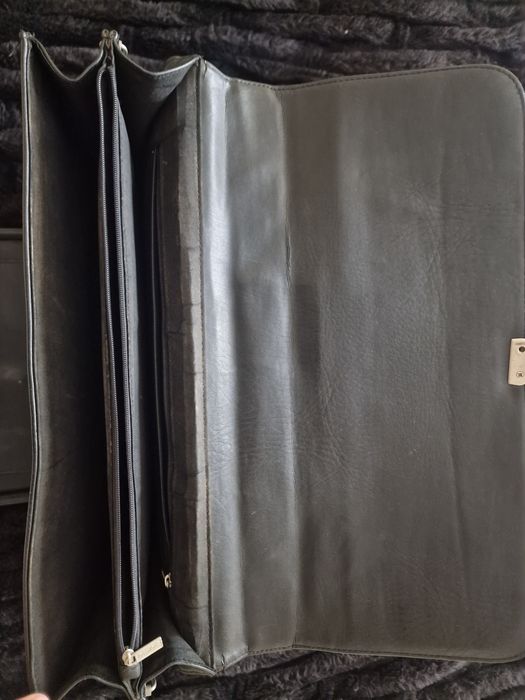 Бизнес чанта, ЕСТЕСТВЕНА КОЖА, много запазена, без нарушения на кожата
